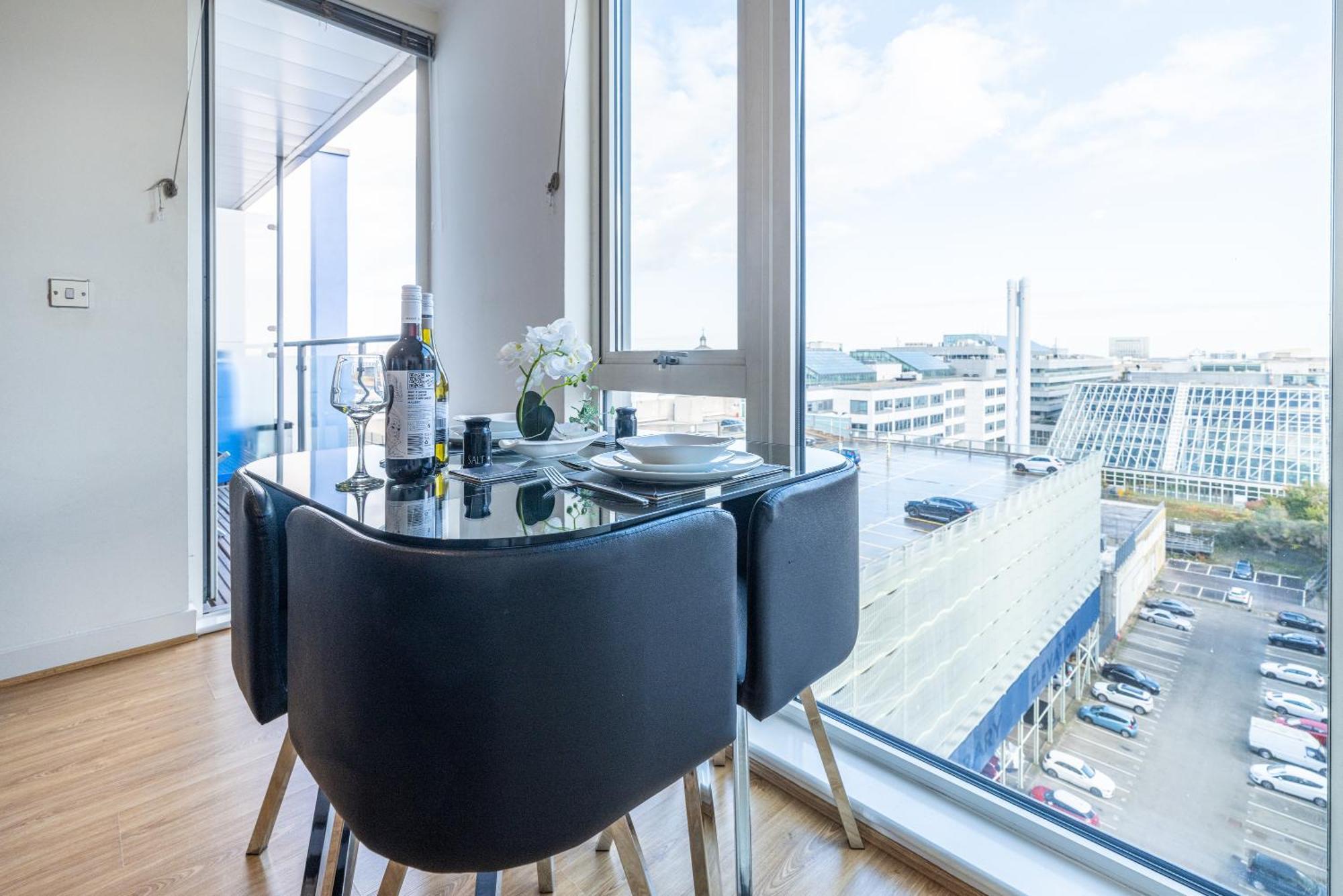 Stylish City Centre Apartment - Home From Home With Fully-Equipped Kitchen, Smart Tv, Netflix, Superfast Wifi, Free Parking, Self Check-In - By Brightleap Apartments ミルトン・ケインズ エクステリア 写真